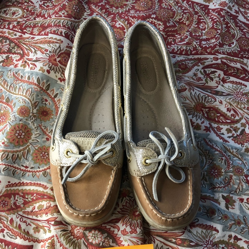 Sperry boat shoes. Brown and gold accent